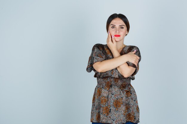 Mujer joven expresiva posando en el estudio