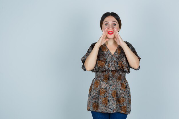 Mujer joven expresiva posando en el estudio