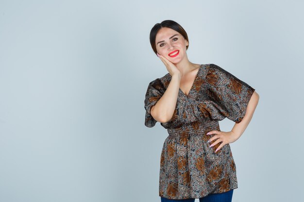 Mujer joven expresiva posando en el estudio