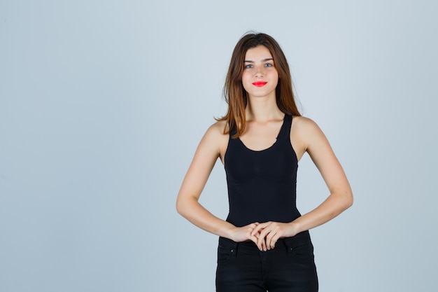 Mujer joven expresiva posando en el estudio