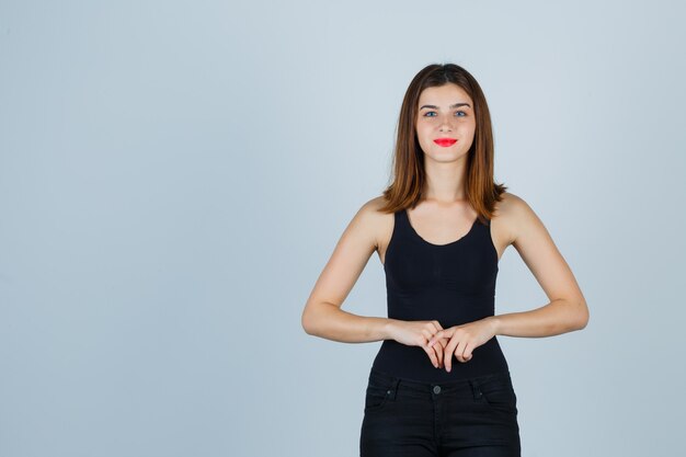 Mujer joven expresiva posando en el estudio