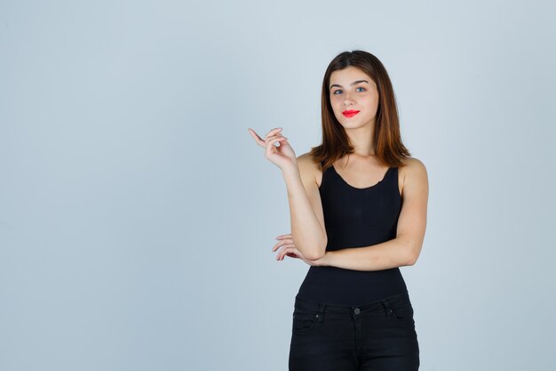 Mujer joven expresiva posando en el estudio