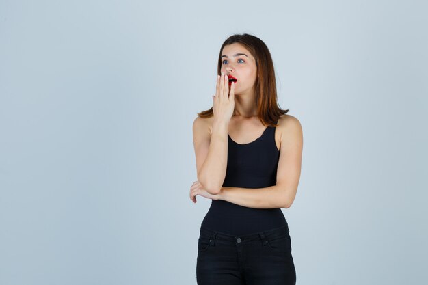 Mujer joven expresiva posando en el estudio