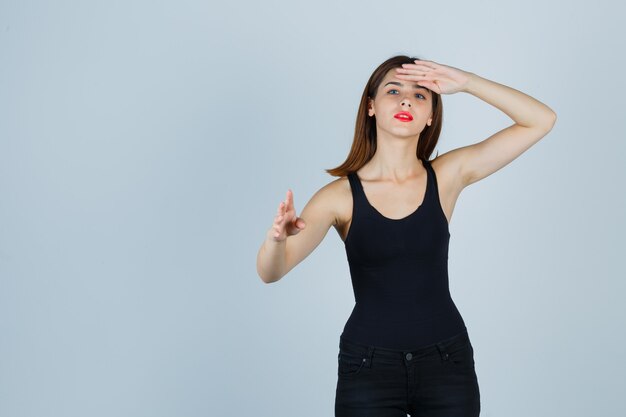 Mujer joven expresiva posando en el estudio