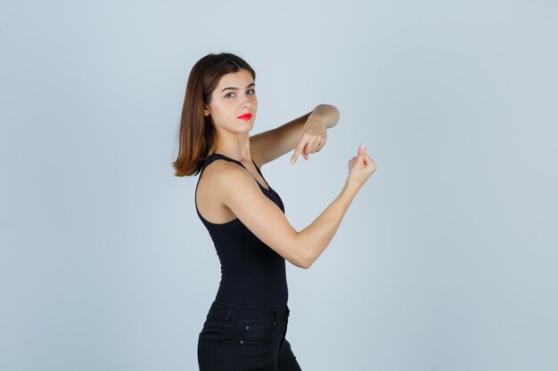 Mujer joven expresiva posando en el estudio