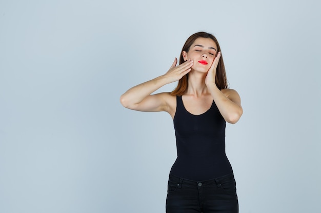 Foto gratuita mujer joven expresiva posando en el estudio