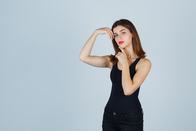 Mujer joven expresiva posando en el estudio