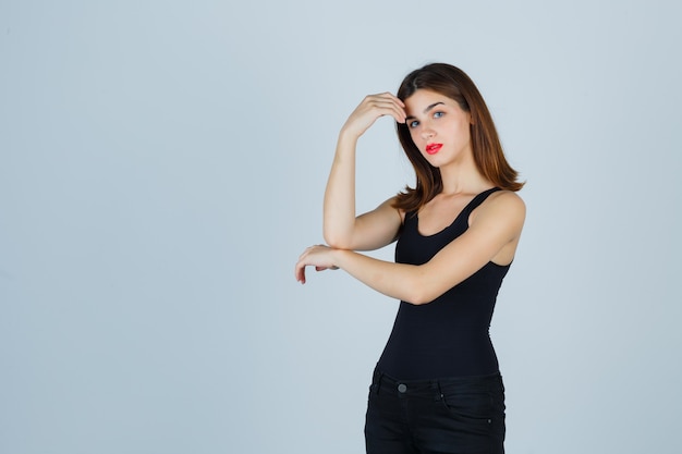 Mujer joven expresiva posando en el estudio