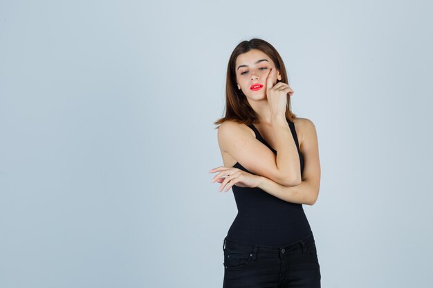 Mujer joven expresiva posando en el estudio