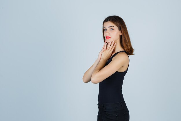 Mujer joven expresiva posando en el estudio