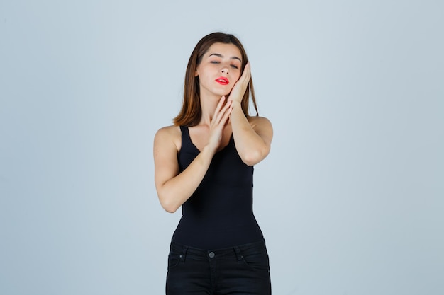 Mujer joven expresiva posando en el estudio