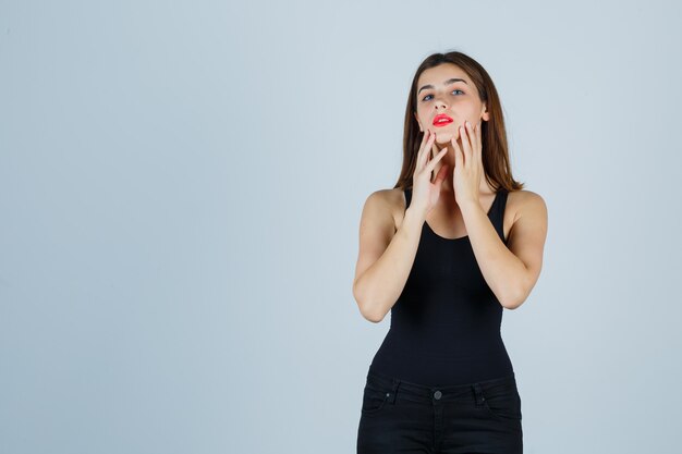 Mujer joven expresiva posando en el estudio