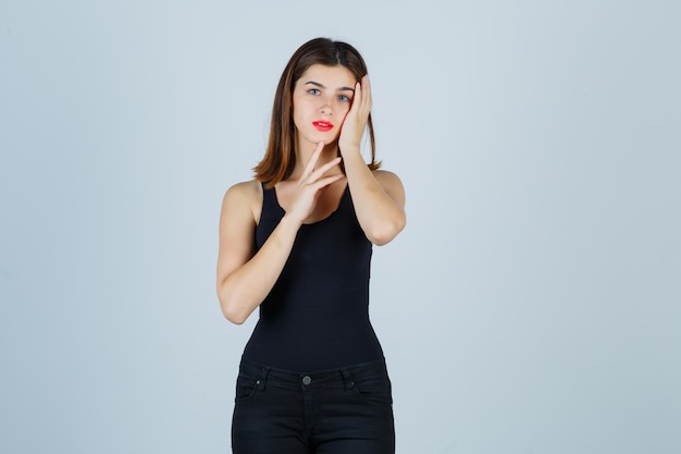 Mujer joven expresiva posando en el estudio