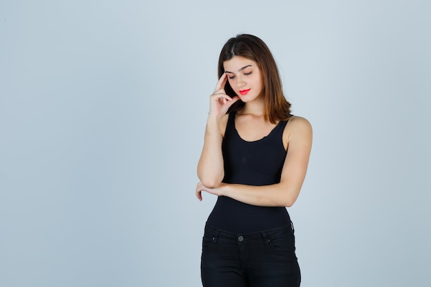 Mujer joven expresiva posando en el estudio