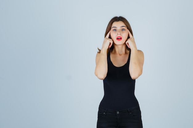 Mujer joven expresiva posando en el estudio