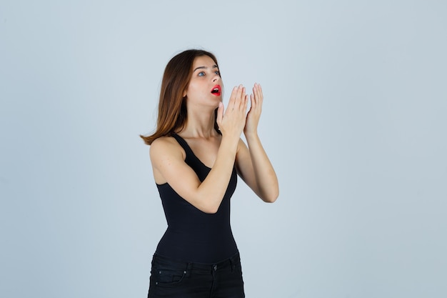 Mujer joven expresiva posando en el estudio