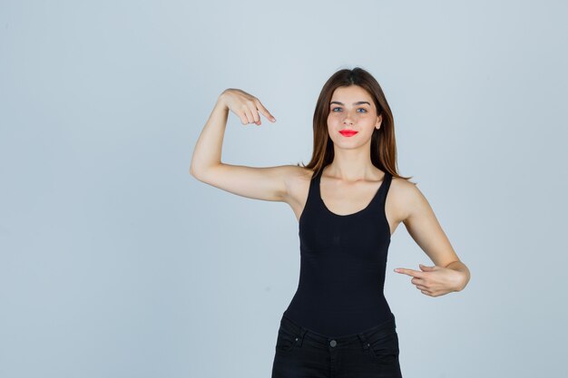 Mujer joven expresiva posando en el estudio