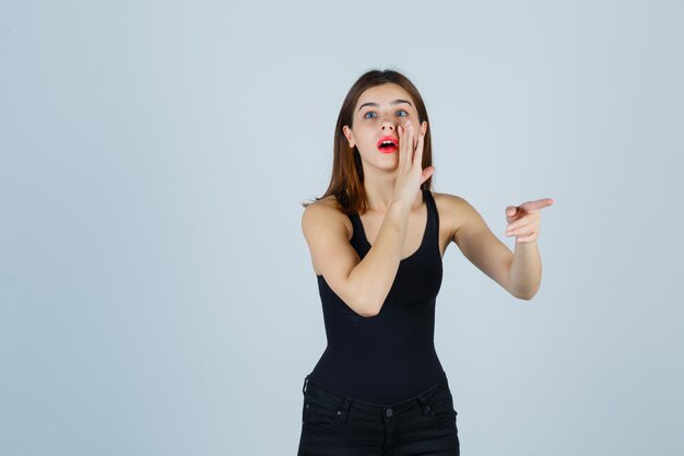 Mujer joven expresiva posando en el estudio