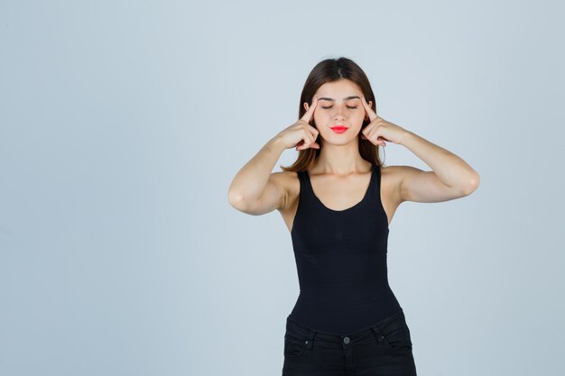 Mujer joven expresiva posando en el estudio