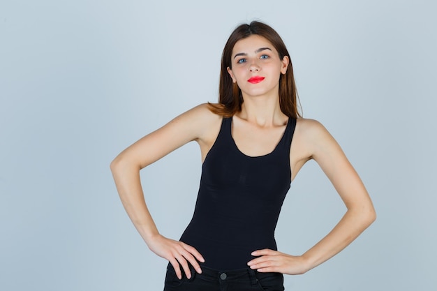 Mujer joven expresiva posando en el estudio