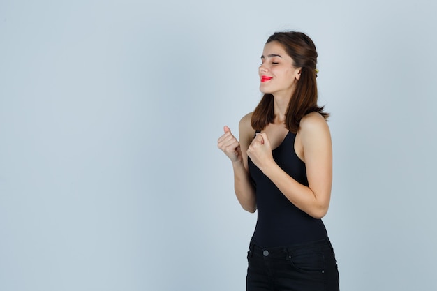 Mujer joven expresiva posando en el estudio