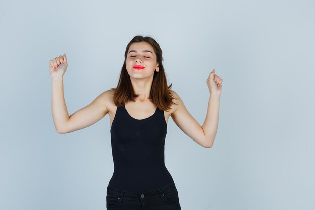 Mujer joven expresiva posando en el estudio