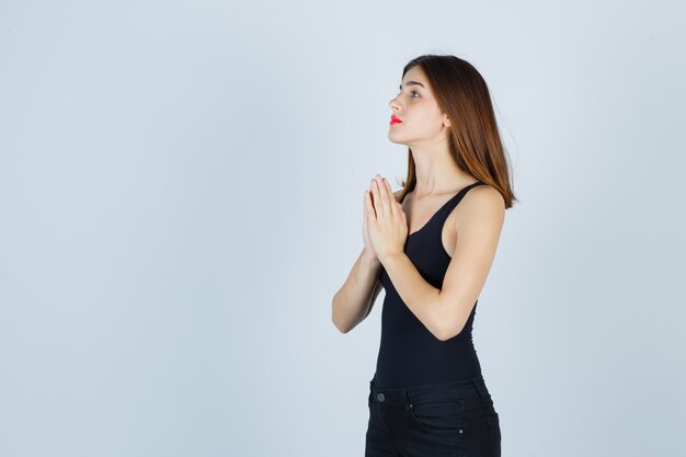 Mujer joven expresiva posando en el estudio