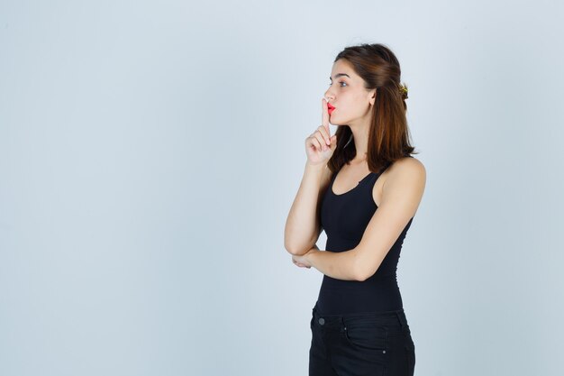 Mujer joven expresiva posando en el estudio