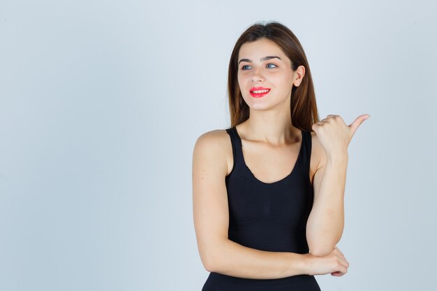 Mujer joven expresiva posando en el estudio