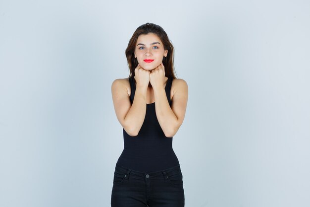 Mujer joven expresiva posando en el estudio