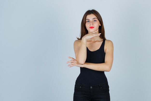 Mujer joven expresiva posando en el estudio