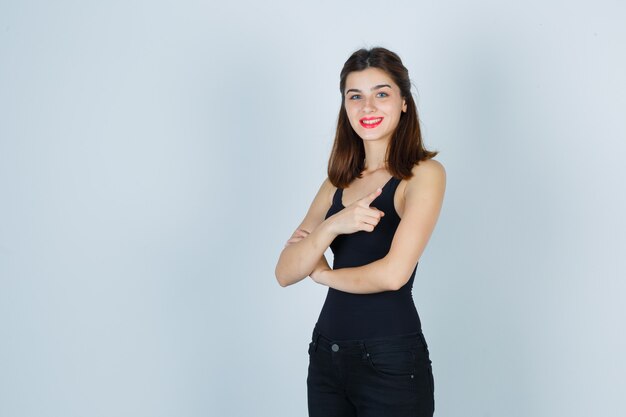 Mujer joven expresiva posando en el estudio