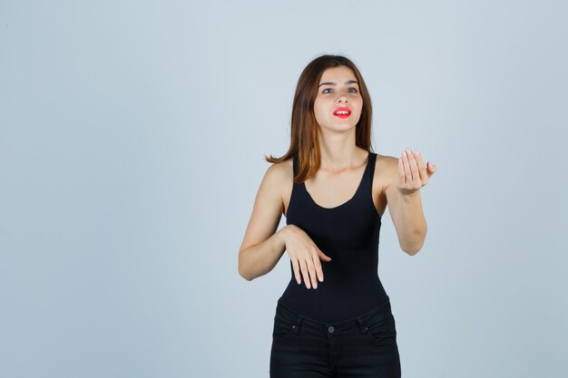 Mujer joven expresiva posando en el estudio