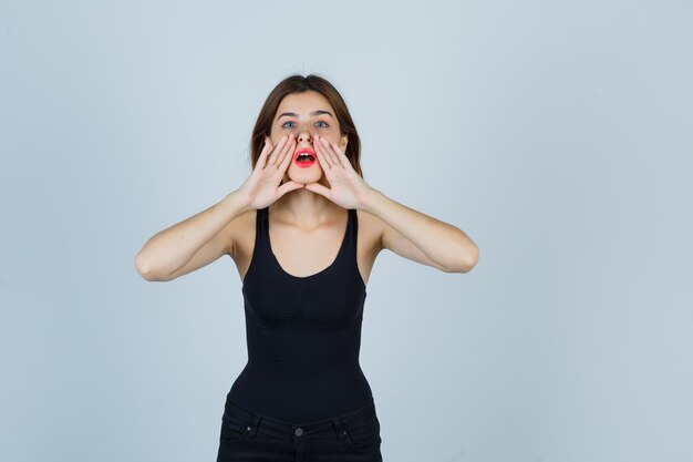 Mujer joven expresiva posando en el estudio