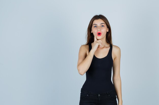 Mujer joven expresiva posando en el estudio