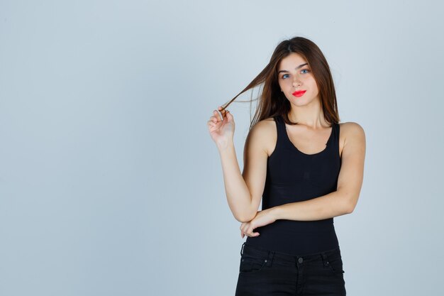 Mujer joven expresiva posando en el estudio