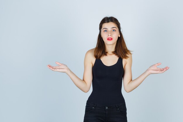 Mujer joven expresiva posando en el estudio