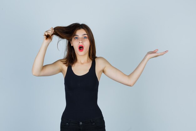 Mujer joven expresiva posando en el estudio