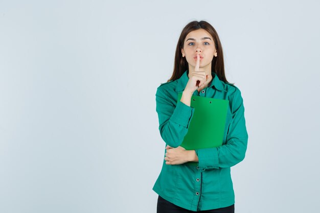 Mujer joven expresiva posando en el estudio