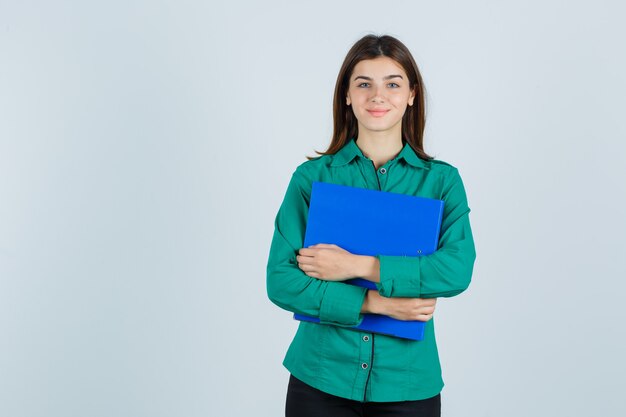 Mujer joven expresiva posando en el estudio