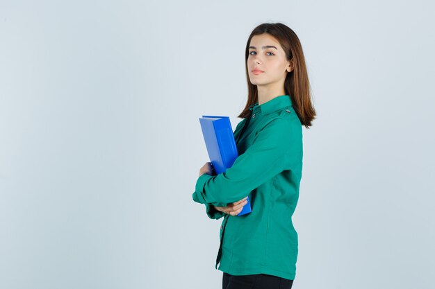 Mujer joven expresiva posando en el estudio