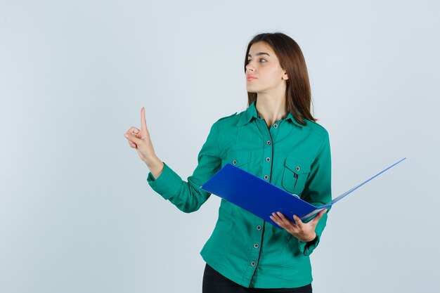 Mujer joven expresiva posando en el estudio