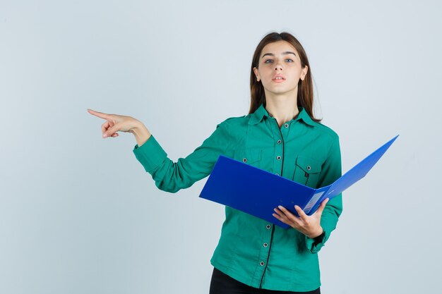 Mujer joven expresiva posando en el estudio