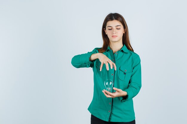 Mujer joven expresiva posando en el estudio