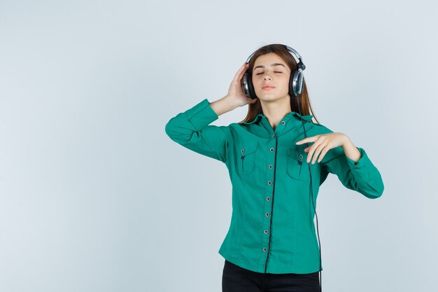 Mujer joven expresiva posando en el estudio