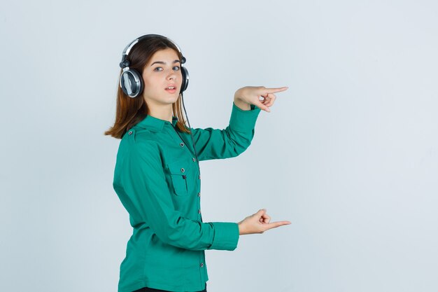 Mujer joven expresiva posando en el estudio