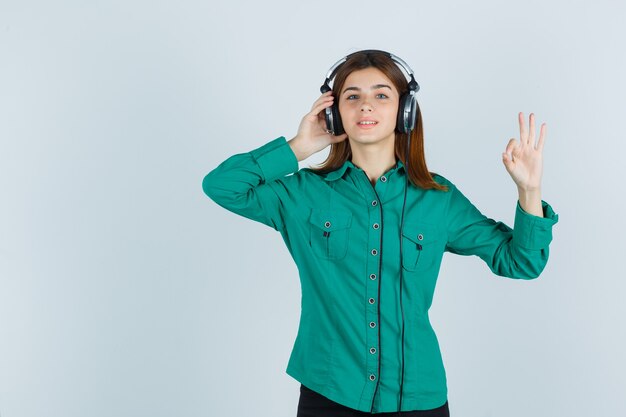 Mujer joven expresiva posando en el estudio