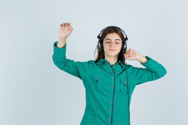 Mujer joven expresiva posando en el estudio