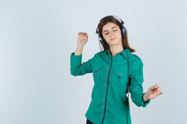 Foto gratuita mujer joven expresiva posando en el estudio