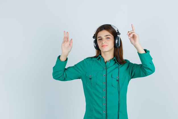 Mujer joven expresiva posando en el estudio